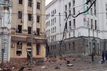 உக்ரைன் - ரஷ்ய படையெடுப்பால் இடிபாடுகளுக்கு மத்தியில் சிக்கியுள்ள குழந்தை