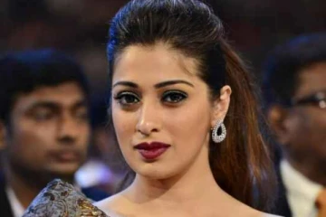 கையில் மதுவுடன் நடிகை லட்சுமி ராய்.. இணையத்தில் வைரலாகும் சர்ச்சை புகைப்படம்