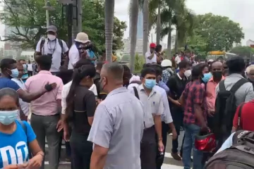 அலரி மாளிகைக்கு அருகில் பதற்றம் - விரட்டி விரட்டித் தாக்கப்பட்ட நபர்கள்! காணொளி