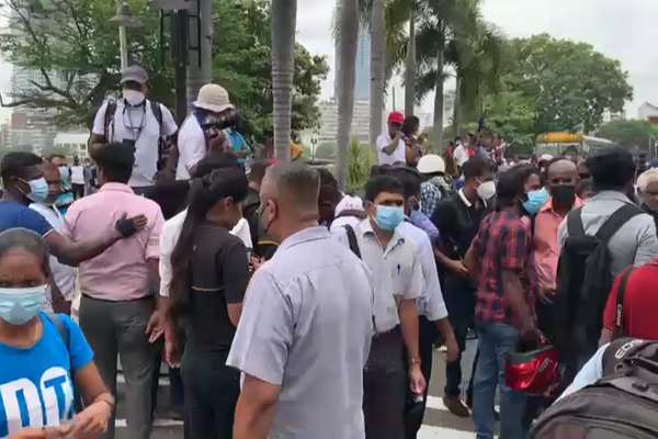 அலரி மாளிகைக்கு அருகில் பதற்றம்- விரட்டி விரட்டித் தாக்கப்பட்ட நபர்கள்! - ஐபிசி தமிழ்