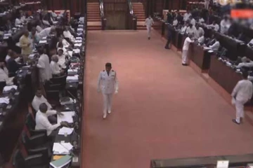 ජනක රත්නායක ඉවත් කිරීමේ යෝජනාවලිය වැඩි ඡන්දයෙන් සම්මත වෙයි..!