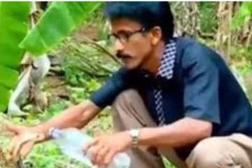 தண்ணீருக்காக பரிதவித்த பாம்பு.. வாட்டர் பாட்டிலில் நீரை கொடுத்த நபர்; வைரல் வீடியோ!