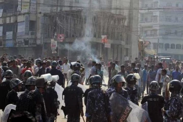 வெளிநாடொன்றில் வன்முறையில் முடிந்த போராட்டம்! பலப்படுத்தப்பட்ட பாதுகாப்பு!