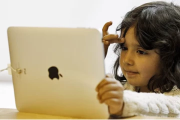 திரை நேரம் குழந்தைகளின் கல்விச் செயல்திறனை பாதிக்கலாம் — கனடிய ஆய்வு எச்சரிக்கை