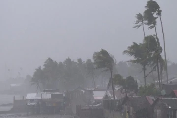 நாட்டில் ஏற்பட்டுள்ள சீரற்ற காலநிலை காரணமாக பல பகுதிகளில் போக்குவரத்து துண்டிப்பு(video)