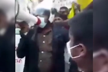 போராடும் மக்களுடனேயே நாங்கள் :ஒலிபெருக்கியில் அறிவித்த சிறிலங்கா காவல்துறை அதிகாரி!! (video)