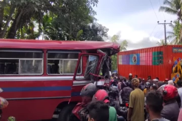 இன்று காலை இடம்பெற்ற கோர விபத்து ; ஒரு மணிநேரம் முடங்கிய போக்குவரத்து