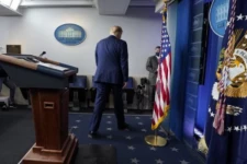 டிரம்ப் பதவி நீக்க மசோதா நிறைவேற்றம்