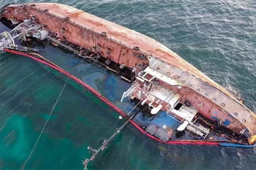 ஓமான் கடலில் கவிழ்ந்த கப்பலில் இருந்து இலங்கையர் உட்பட 9 பேர் மீட்பு