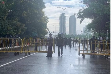 நாடாளுமன்ற சுற்றுவட்டத்தை முற்றுகையிட்ட  போராட்டகாரர்கள் ; குவிக்கப்பட்ட படையினரால் பதற்றம்