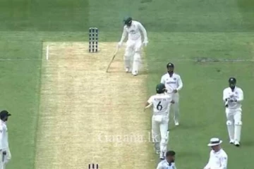 පළපුරුදු ක්‍රීඩකයෙකු තරගය අතරතුර කළ අනවශ්‍ය ක්‍රියාවක් සමාජ මාධ්‍ය කළබවයි..(VIDEO)