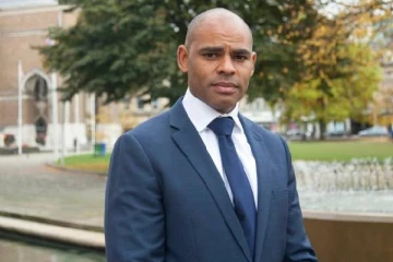 பருவநிலை மாற்றம் தொடர்பில் பேச 4,000 மைல்கள் பறந்து சென்ற பிரித்தானிய மேயர்