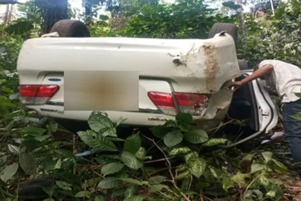 100 அடி பள்ளத்தில் கவிழ்ந்த கார்; சாரதியின் உறக்கத்தால் விபரீதம் | Car Overturns In 100 Foot Ravine Accident 100 அடி பள்ளத்தில் கவிழ்ந்த கார்; சாரதியின் உறக்கத்தால் விபரீதம் | Car Overturns In 100 Foot Ravine Accident