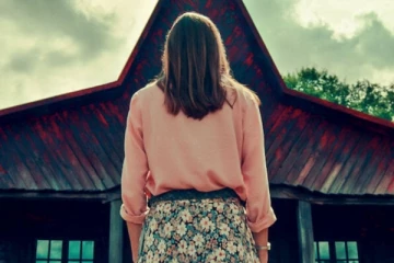 நள்ளிரவில் சுற்றித் திரியும் இளம் பெண்....சவப்பெட்டியில் இருந்தது என்ன? திடுக்கிடும் உண்மை சம்பவம்