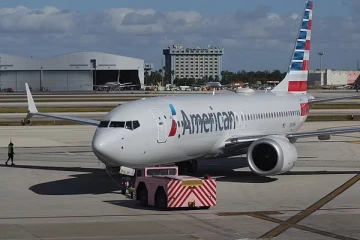 ஒரேயடியாக 300கும் மேற்பட்ட விமான சேவைகள் ரத்து: ஆத்திரத்தில் கொந்தளித்த பயணிகள்