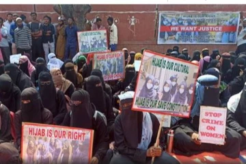 "ஒரு பெண் என்ன உடை அணிய வேண்டும் என்பதை முடிவு செய்வது அவளின் உரிமை" - ஹிஜாப் சர்ச்சை குறித்து பிரியங்கா காந்தி ட்வீட்