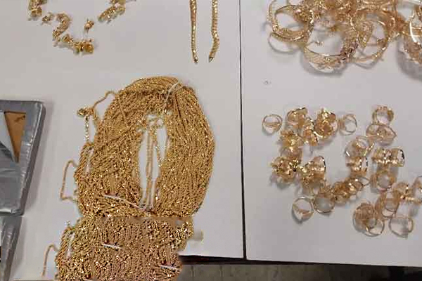 பல கோடி பெறுமதியான தங்க நகைகளுடன் சிக்கிய பெண் | Arrested Woman With Gold Jeweler At Kattunayake