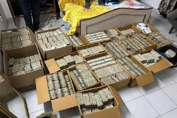 மெத்தைக்கு அடியில் கட்டுக்கட்டாக 500 ரூபாய் நோட்டுகள்: அதிரவைத்த முன்னாள் கவுன்சிலர்