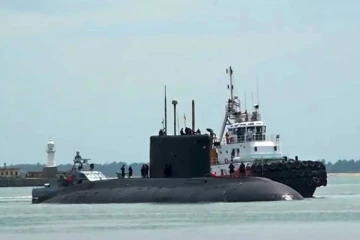 ඉන්දීය සබ්මැරීනයක් කොළඹ වරායට