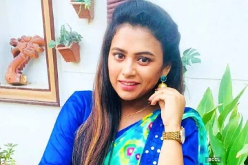 படப்பிடிப்பு தளத்தில் தனது மகனுக்கு பாலூட்டியபடியே நடிக்க தயாராகும் பரீனா- இதோ பாருங்க