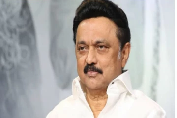 பள்ளிக்கு வந்த மாணவர்களுக்கு இனிப்பு வழங்கி வரவேற்பு கொடுத்த முதலமைச்சர் மு.க.ஸ்டாலின்