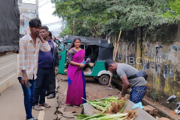 வவுனியாவில் வீதியோர வியாபார நிலையங்களை அகற்றும் மாநகரசபை | Vavuniya Council Removes Street Vendor Stalls