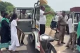 நீட் தேர்வு எழுதச் சென்றபோது விபத்து.., மாணவிக்கு உதவிய போலீசார்