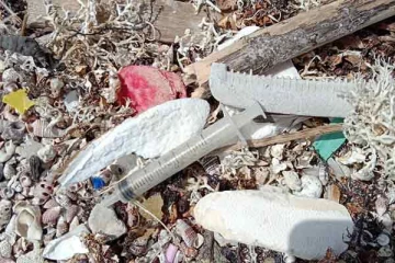 நயினாதீவு கடற்கரையில் கரை ஒதுங்கிய மருத்துவக் கழிவுகள்!