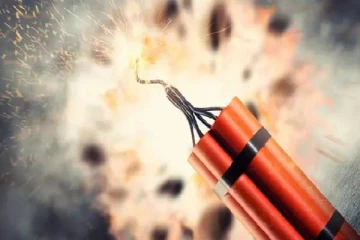 மர்ம கும்பல்; திமுக பிரமுகர் வீடு..2 இடங்களில் வெடிகுண்டு வீச்சு - பரபரப்பு சம்பவம்!