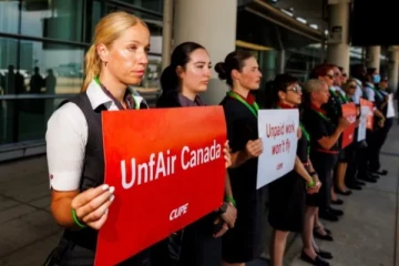 கனடா விமான சேவைகள் திடீர் இரத்து ; விமான பணியாளர்கள் வேலை நிறுத்தம்