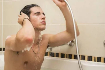 குளிக்கும் போதே சிறுநீர் கழிக்கும் பழக்கம் கொண்டவர்களுக்கு! அதனால் ஏற்படும் விளைவுகள்