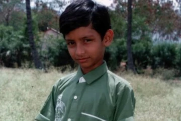 இந்த புகைப்படத்தில் இருக்கும் சிறுவன் யார் தெரியுமா? இப்போ இவர் பிரபல நடிகர்!