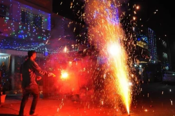 பட்டாசு வெடிக்க நேர அனுமதி வழங்கிய தமிழக அரசு!