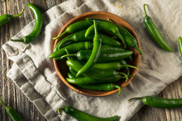 பச்சை மிளகாய் சாப்பிட்டால் தொப்பை கடகடனு குறையுமாம்... ஒரு நாளைக்கு எத்தனை சாப்பிடனும் தெரியுமா? | Weight Loss How Green Chilli Can Help You Lose