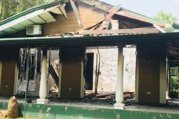 ராஜபக்ச குடும்பத்தவரின் மற்றுமொரு வீடு தீக்கிரை (Photo)