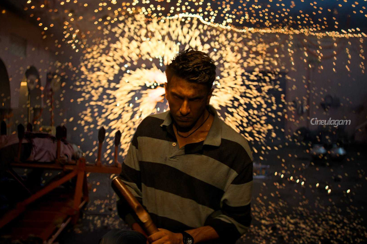 துரந்தர் The Revenge முதல் நாள் இமாலய வசூல்.. உலக அளவில் மொத்தம் இத்தனை கோடியா? | Dhurandhar The Revenge First Day Box Office