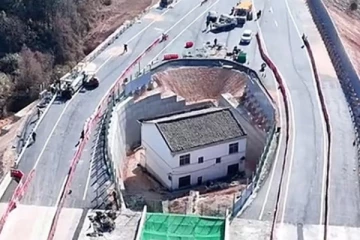 சீனாவில் முதியவருக்கு காத்திருந்த அதிர்ச்சி: வீட்டை சுற்றி வளைத்த சாலைகள்!