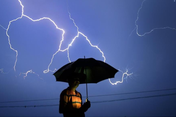 16 மாவட்டங்களுக்கு சிவப்பு எச்சரிக்கை! | Red Alert For 16 Districts Thunder And Lightning