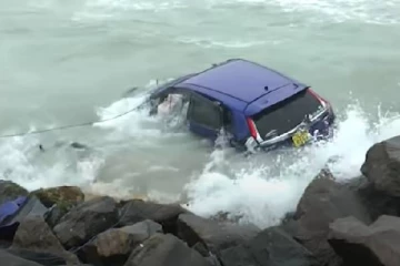 மாத்தறையில் இடம்பெற்ற கோர விபத்து! வேக கட்டுப்பாட்டை இழந்து கடலில் பாய்ந்த வாகனம்