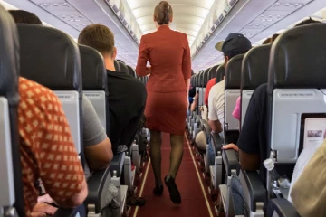 விமான பணிப்பெண்ணை சீண்டிய கனேடியருக்கு நேர்ந்த கதி!