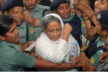 இந்தியாவில் உள்ள வங்கதேச முன்னாள் பிரதமருக்கு 6 மாதம் சிறை - என்ன காரணம்?