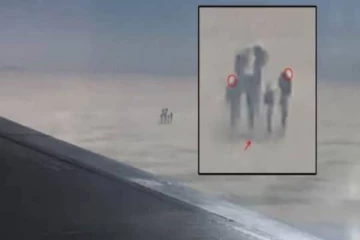 மேகங்களுக்கு நடுவே ஏலியன் குடும்பம்; விமான பயணி பகிர்ந்த புகைப்படத்தால் அதிர்ச்சி