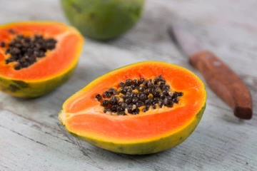 இந்த பிரச்சனை இருப்பவர்கள் மறந்தும் கூட பப்பாளி சாப்பிடாதீங்க... உயிருக்கே ஆபத்தை ஏற்படுத்துமாம்..!