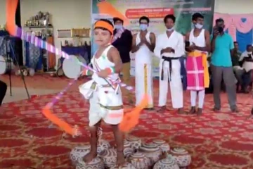 12 பானைகள் மீது நின்று 5 வயது சிறுவன் நிகழ்த்திய சாதனை: வைரலாகும் காட்சி