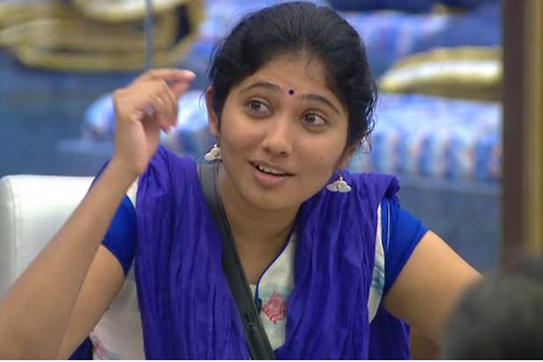 பக்காள பிளேனுடன் இருக்கும் ஜூலி.... மூக்குடைப்பட்ட அசிங்கம்! இது தேவையா? | Bigg Boss Ultimate