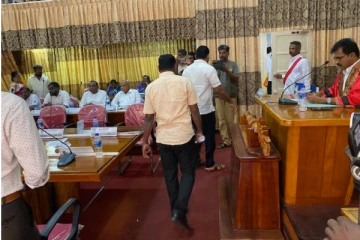 மட்டக்களப்பு மாநகரசபையில் அறிக்கையை கிழித்தெறிந்த கூட்டமைப்பின் பங்காளிக்கட்சிகளின் (Photos)