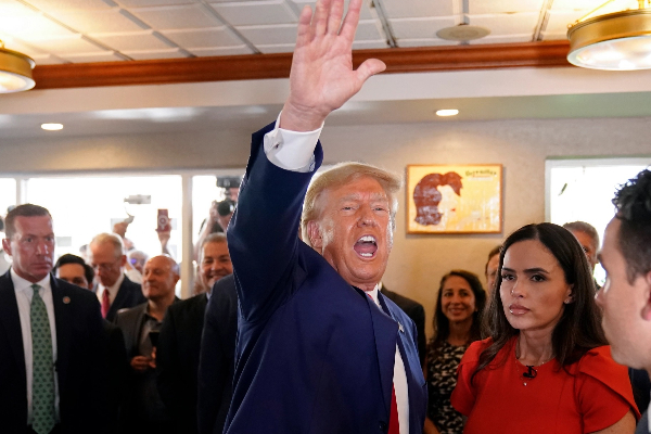 ஆதரவாளர்களுக்கு உணவு இலவசம் என கூறி ஏமாற்றிய ட்ரம்ப் | Trump Food For Everyone Left Without Paying