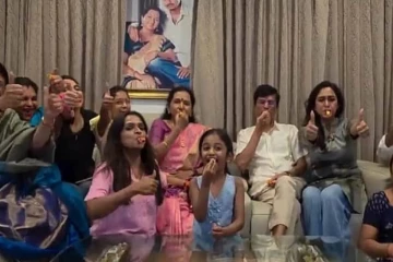 என் மகனுக்கு எனது வாழ்த்துகள் ; விசில் ஊதி வெற்றி களிப்பில் விஜய் குடும்பத்தினர்!