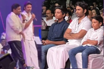 தனது மகன்களுக்காக மேடையில் எமோஷ்னலாக பாடிய தனுஷ்- வைரலாகும் வீடியோ