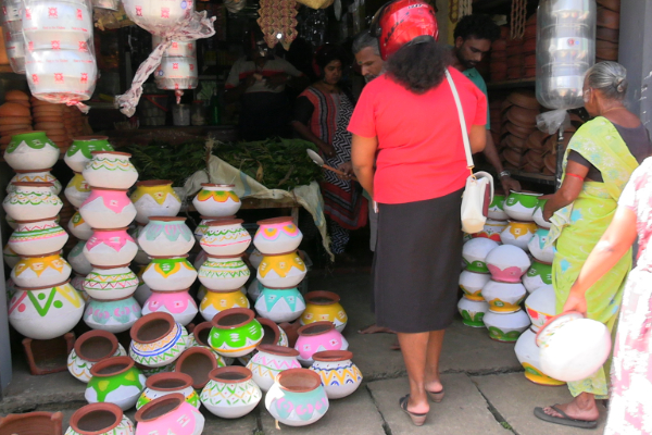 தைப்பொங்கல் பொருட்கொள்வனவில் மட்டக்களப்பு மக்கள் மும்மரம் | People In Batticaloa Shopping For Thai Pongal